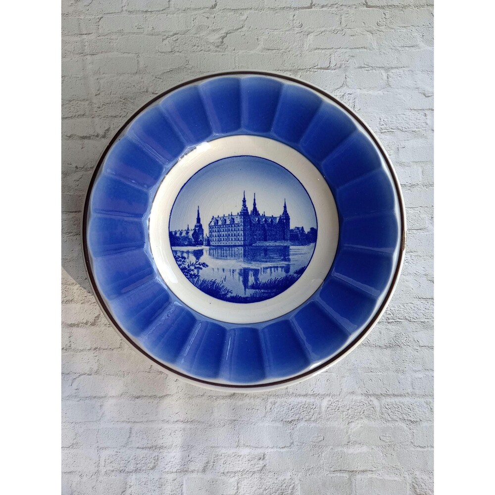 Royal Copenhagen Ornamental Plate featuring Frederiksborg Slot (castle)